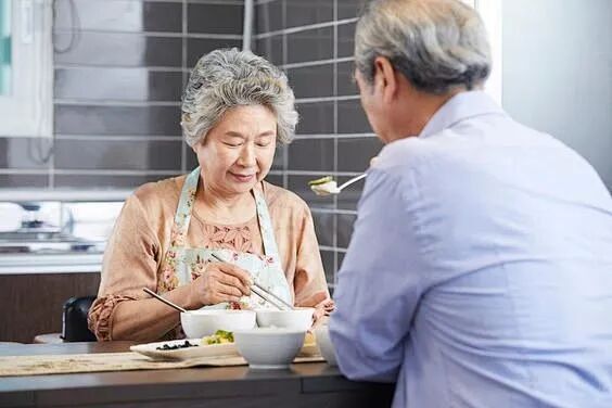 从“易食”到“精准”,银发健康食品创新趋势