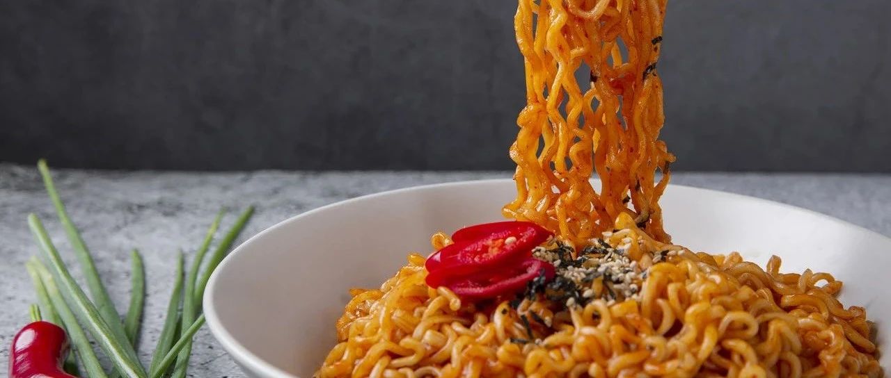 进口食品来袭!年轻人的胃被零食、酒饮、养生食品“拿捏”了!